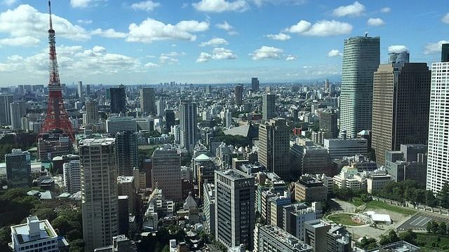 日本のビルと東京タワー